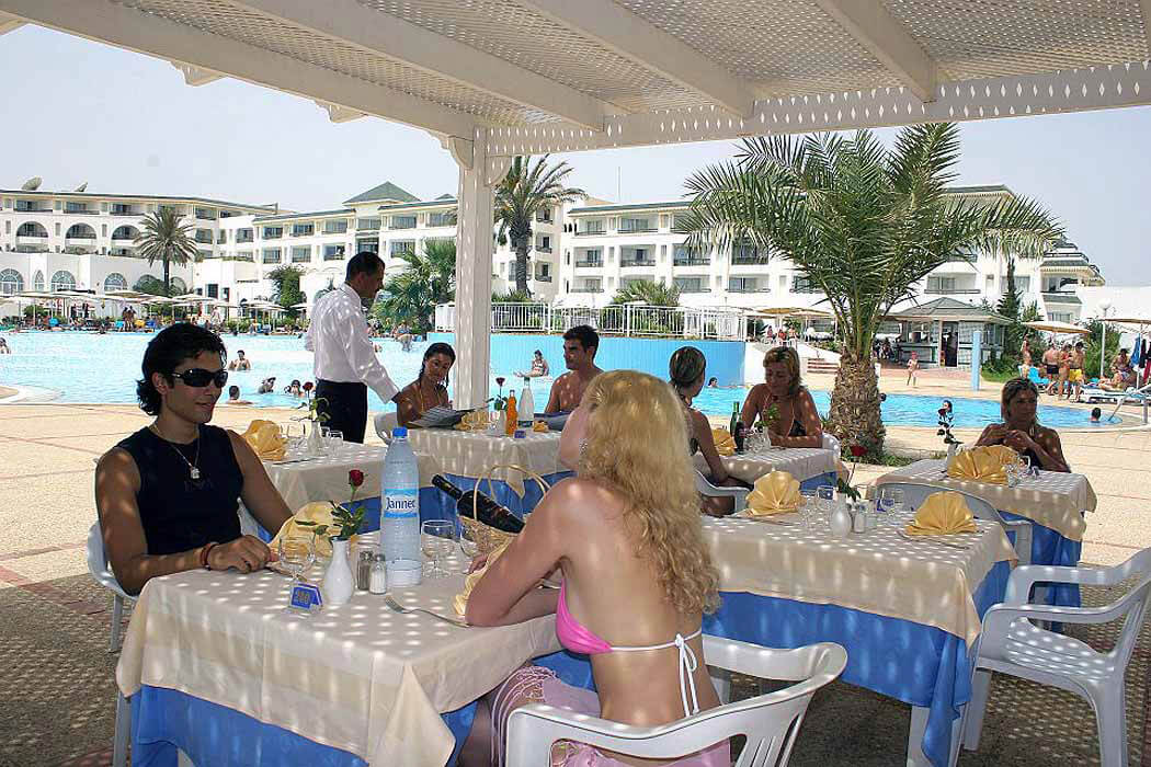 El Mouradi Hotel Palm Marina - restauracja przy basenie