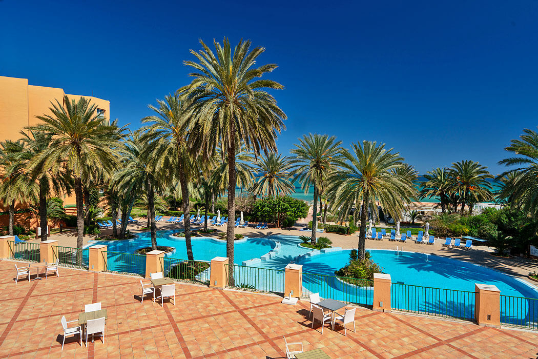 Hotel El Ksar Resort & Thalasso - stoliki na tarasie