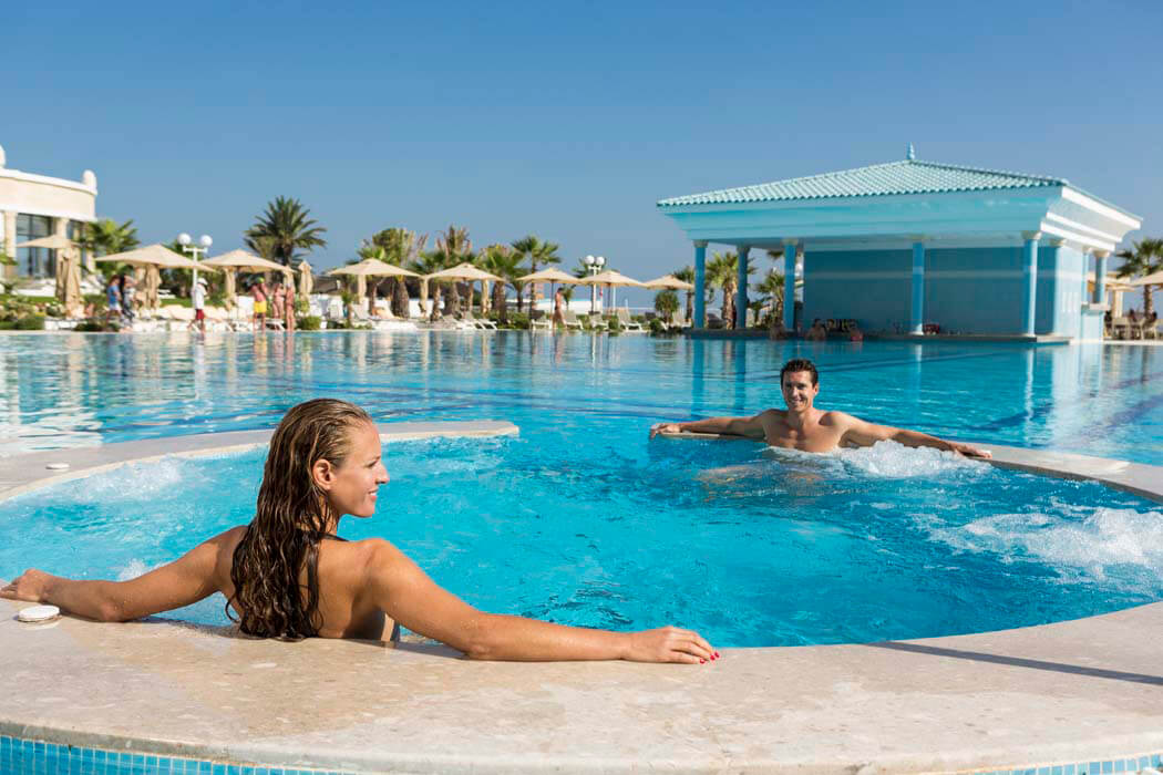 Hotel Barcelo Concorde Green Park Palace - para w basenie