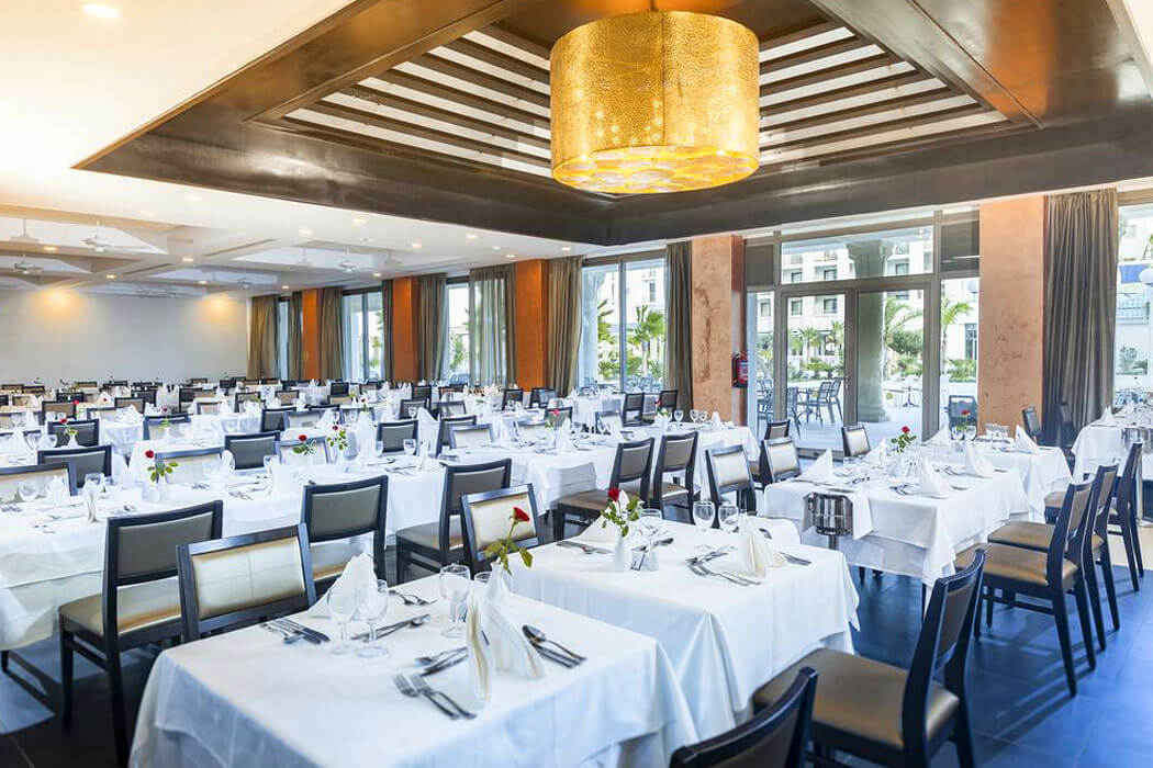 Hotel Barcelo Concorde Green Park Palace - stoliki w restauracji