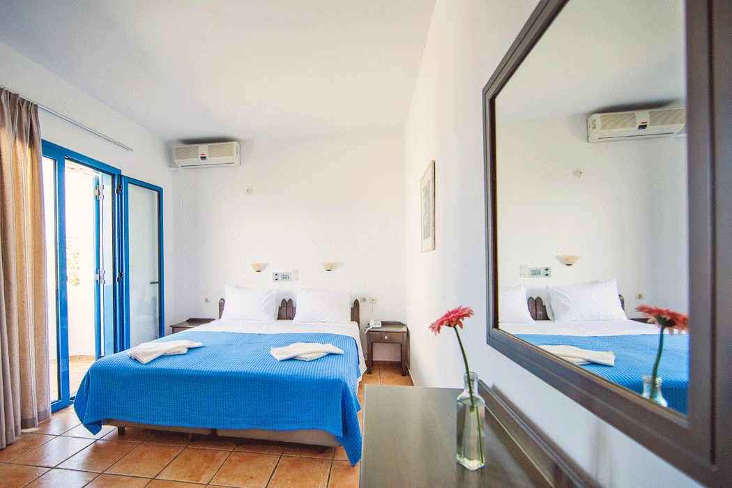 Iliana Hotel - sypialnia w apartamencie