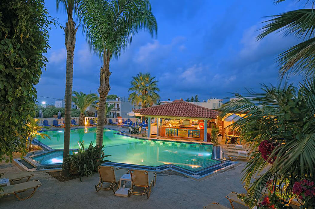 Hotel Malia Mare - podświetlony basen