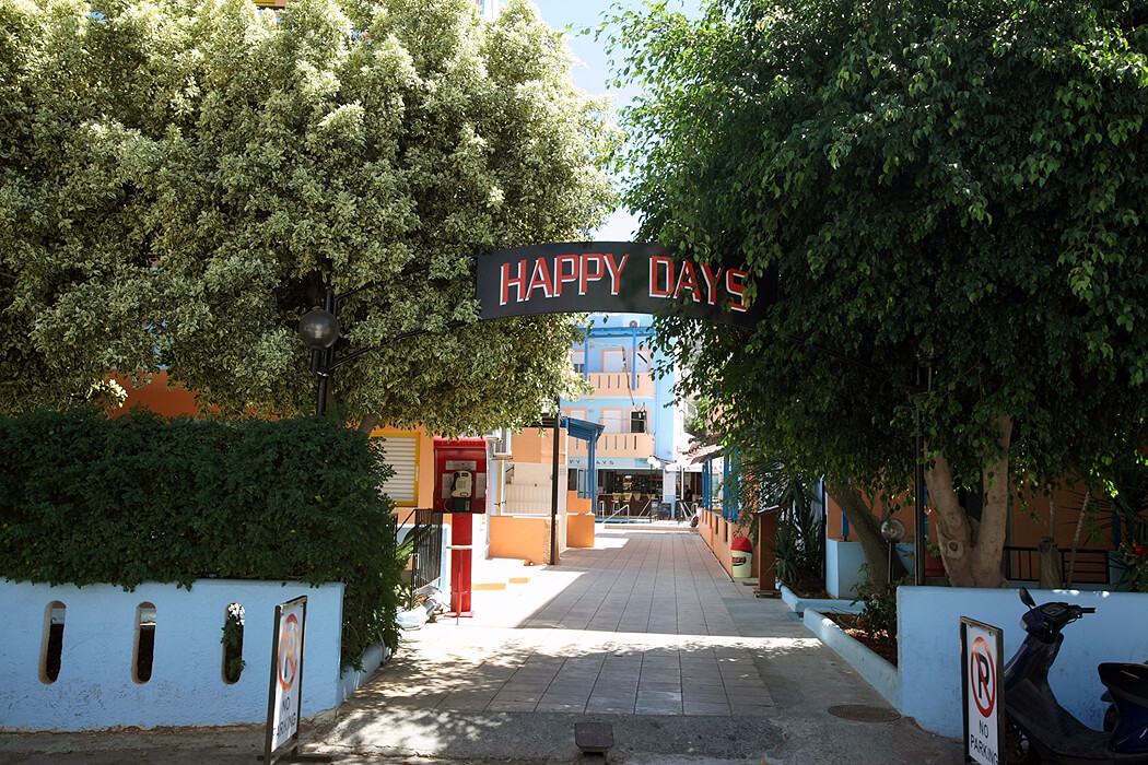 Happy Days Studios - szyld hotelu