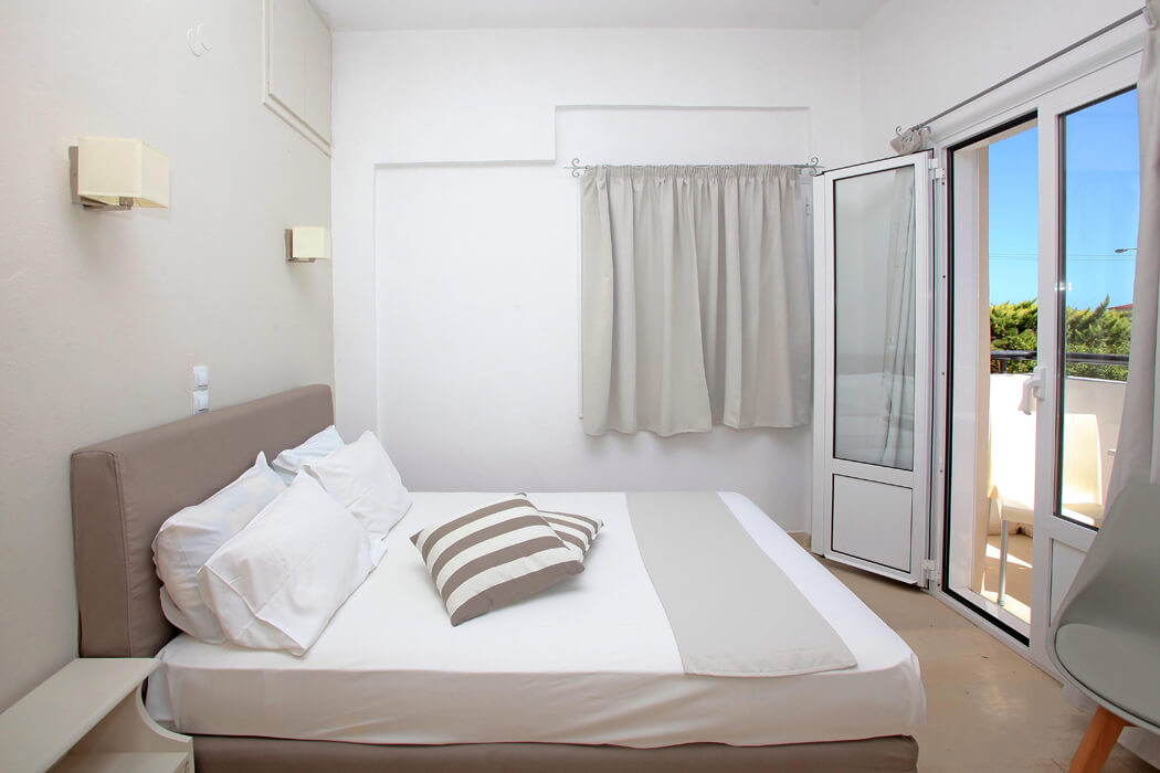 Hotel Iraklis Apartments - pokój z łóżkiem małżeńskim