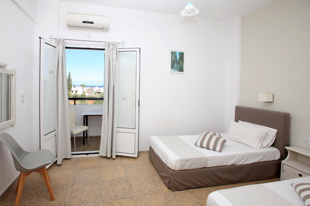Hotel Iraklis Apartments - pokój z krzesłem
