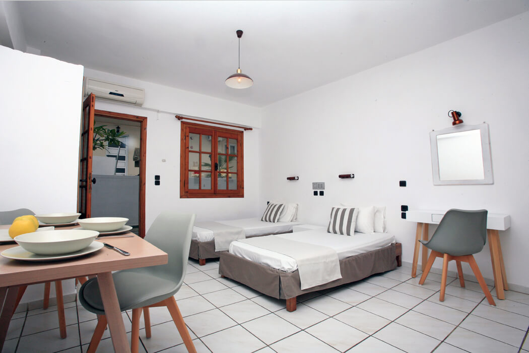 Hotel Iraklis Apartments - pokój ze stołem
