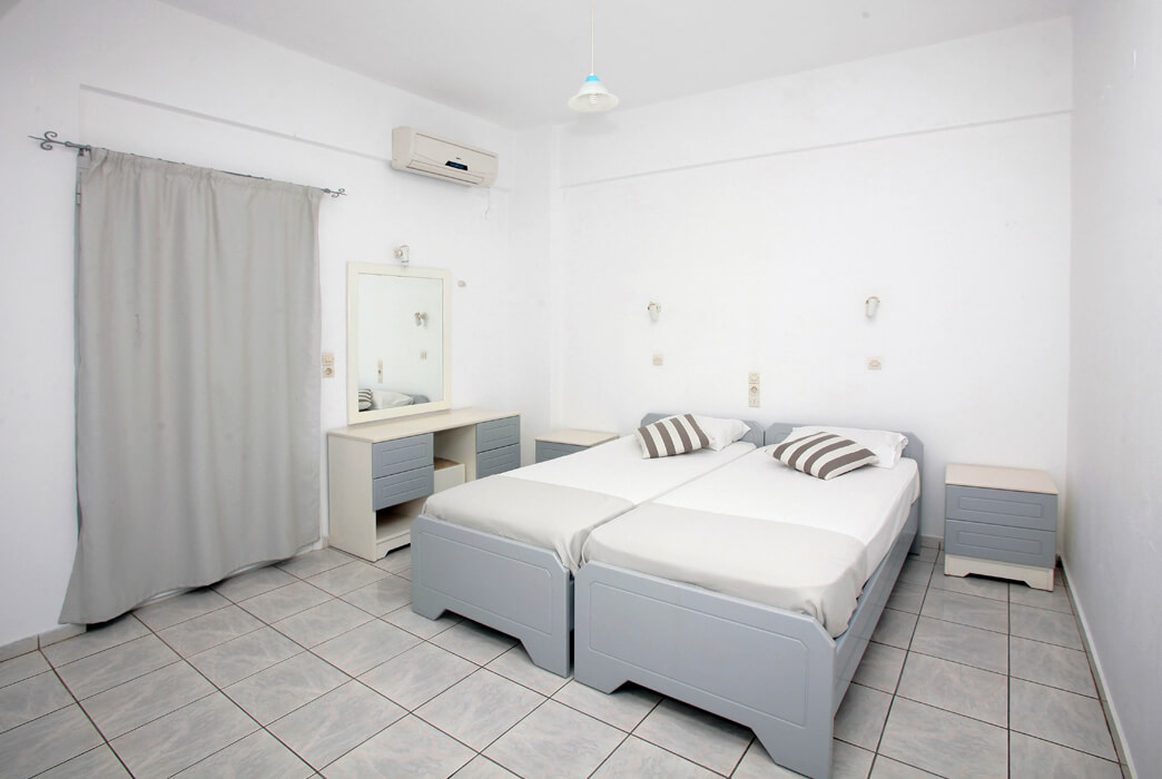 Hotel Iraklis Apartments - pokój z toaletką