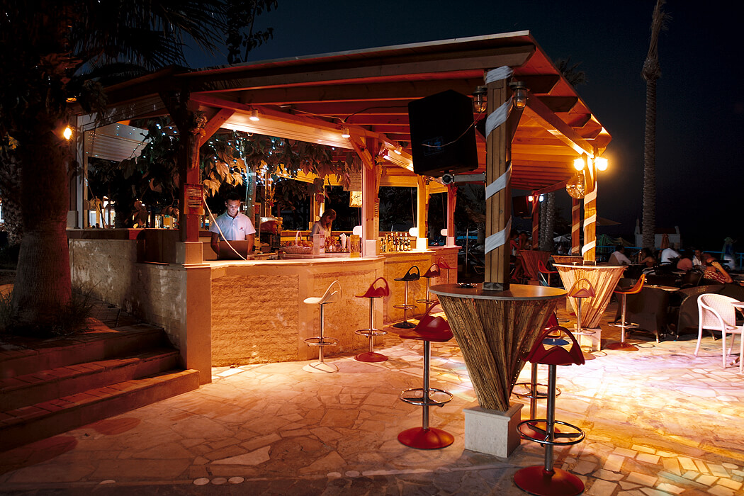 Hotel Eri Beach & Village - bar wieczorem