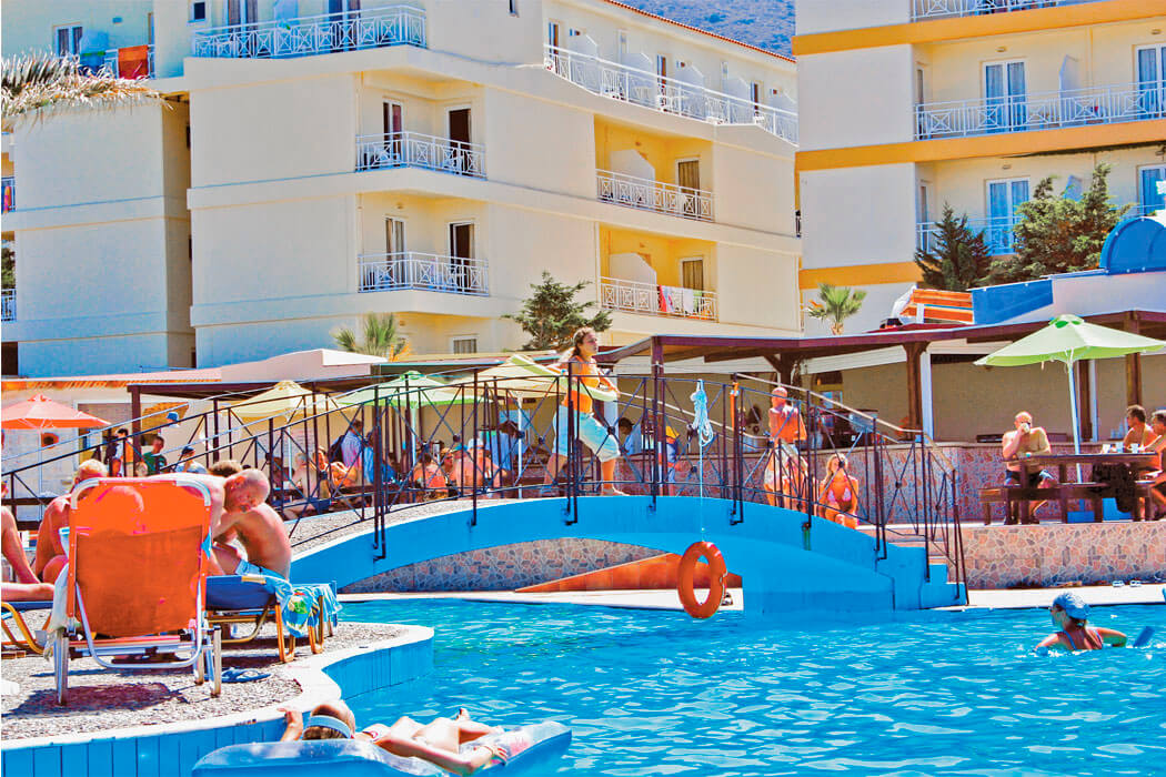 Hotel Eri Beach & Village - basen z pomostem