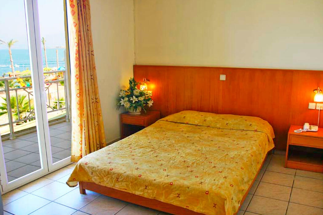 Hotel Eri Beach & Village - pokój z łóżkiem małżeńskim