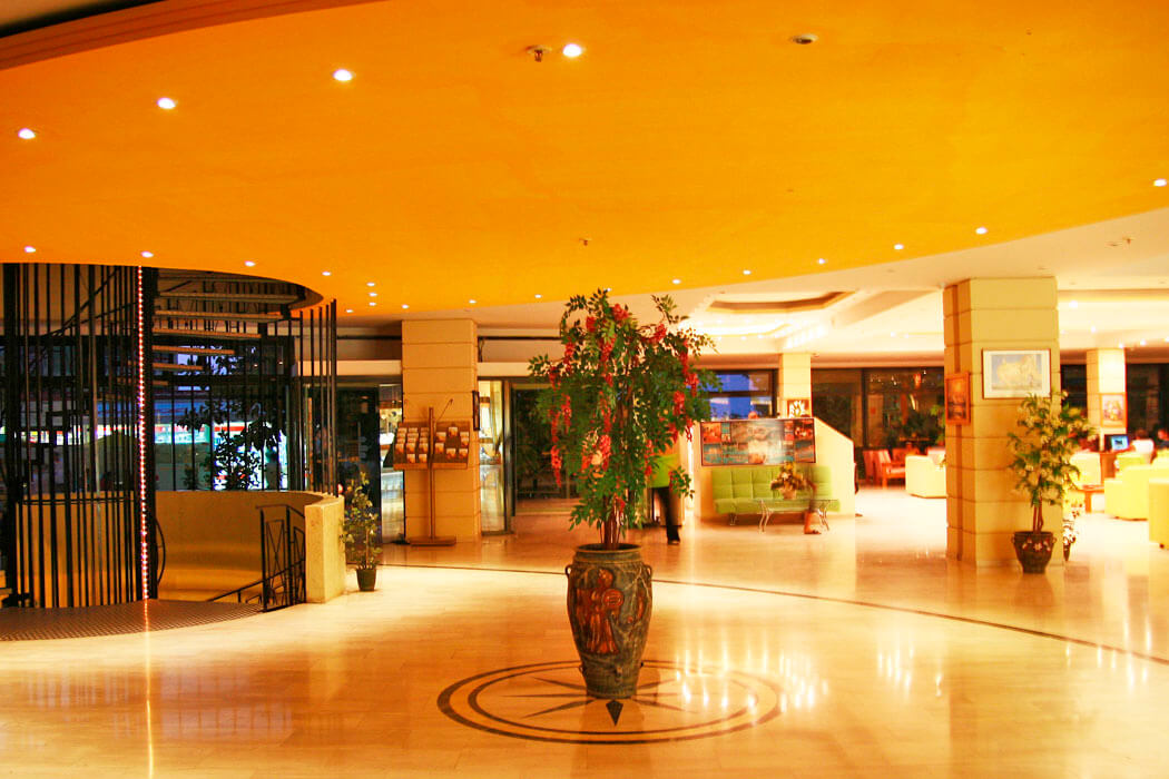 Hotel Eri Beach & Village - wazon w lobby