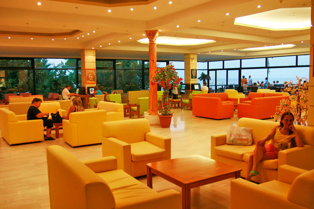 Hotel Eri Beach & Village - widok na lobby