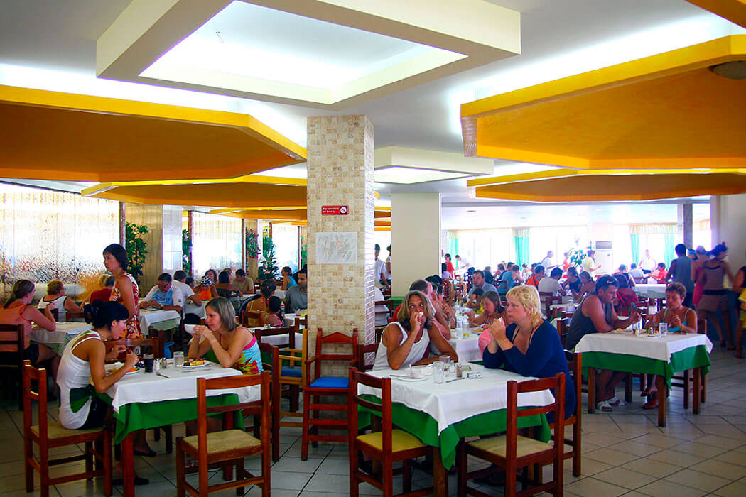 Hotel Eri Beach & Village - widok na restaurację główną