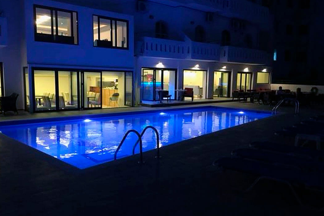 Hotel Pela Maria - podświetlony basen