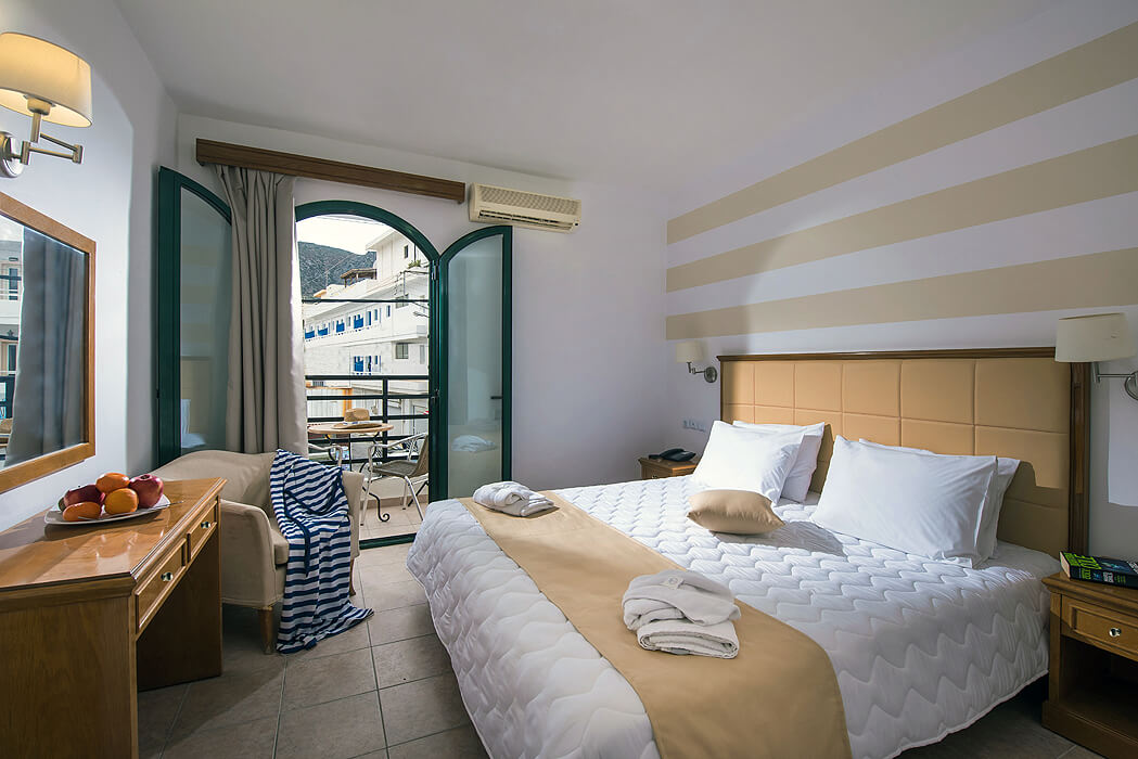 Hotel Pela Maria - pokój z łóżkiem małżeńskim