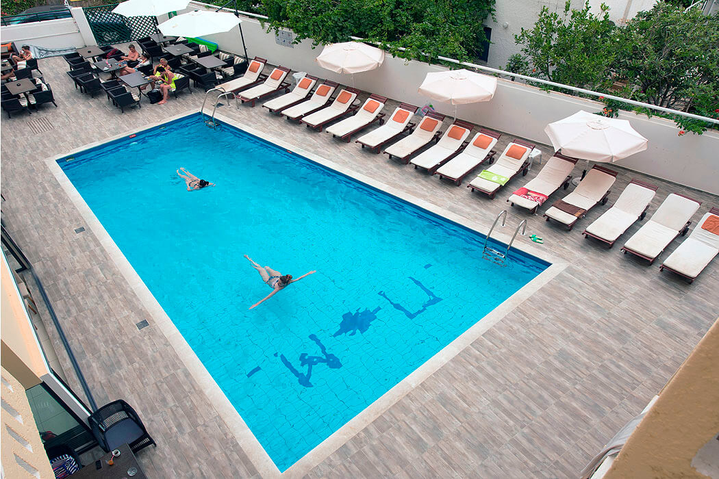Hotel Pela Maria - widok z góry na basen