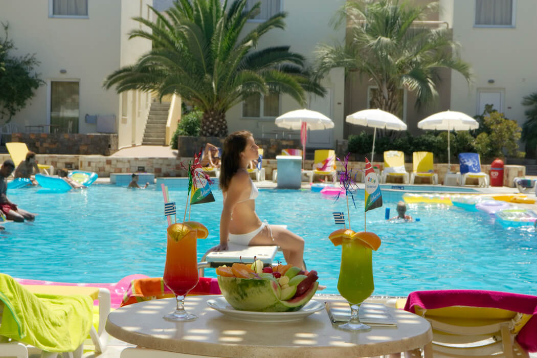 Meropi Hotel Apartments - kolorowe drinki przy basenie