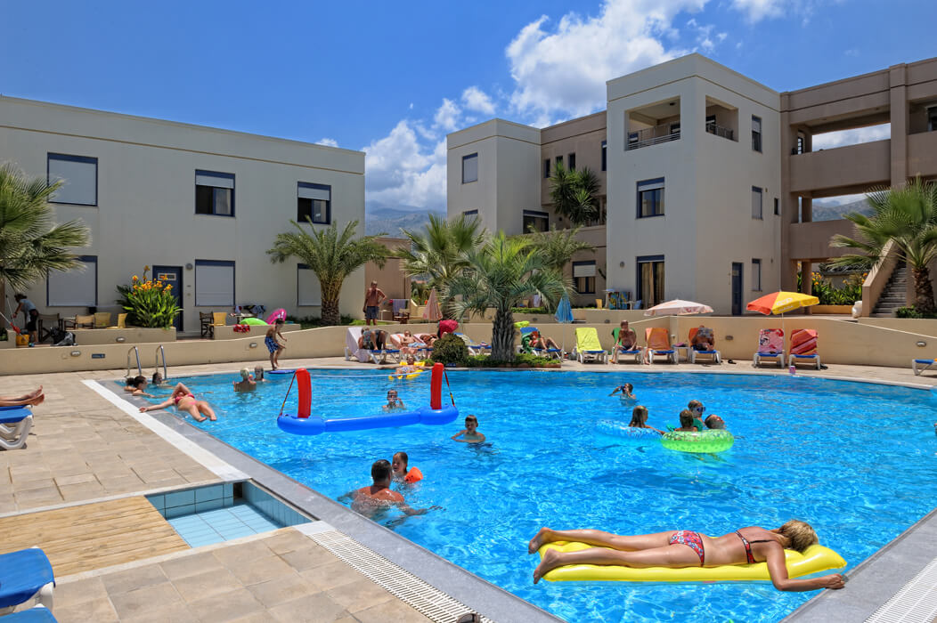 Meropi Hotel Apartments - lenistwo na basenie