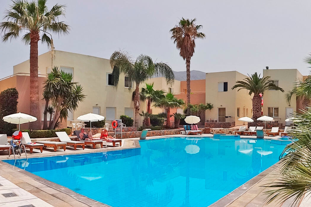 Meropi Hotel Apartments - leżaki przy basenie