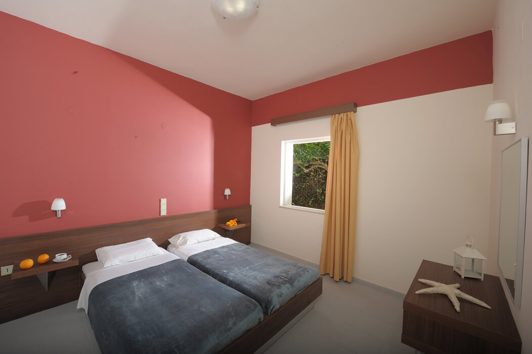Meropi Hotel Apartments - przykładowy pokój z łóżkiem małżeńskim