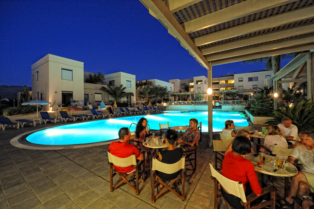 Meropi Hotel Apartments - wieczór przy basenie