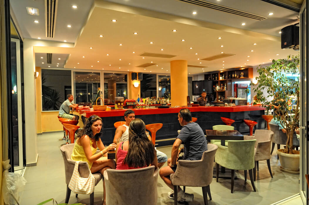 Meropi Hotel Apartments - wieczór w lobby barze