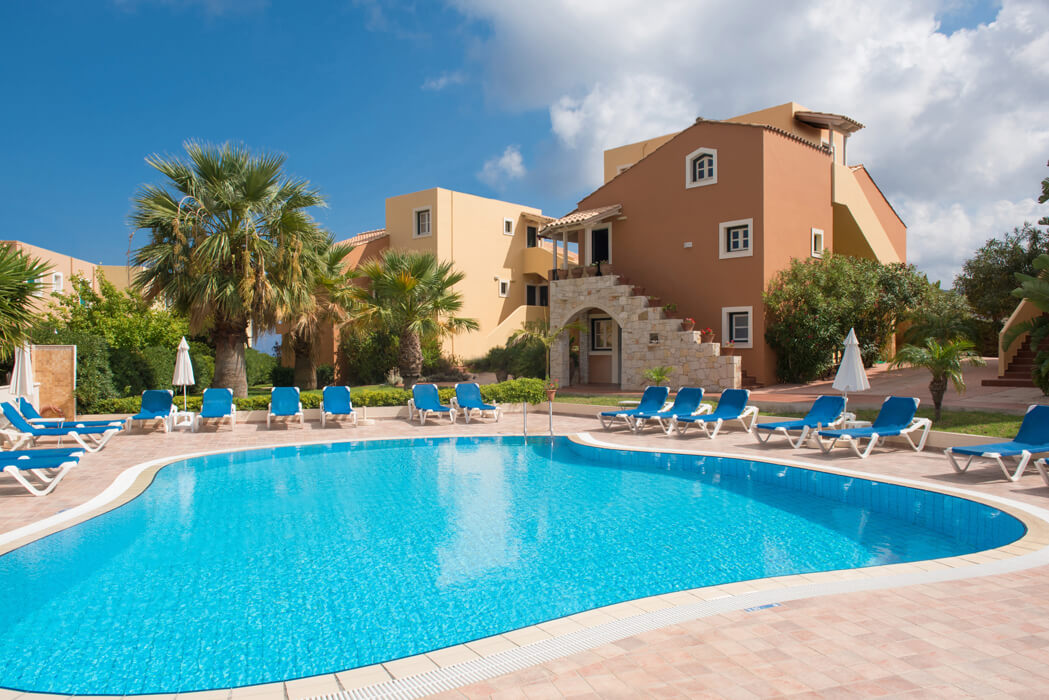 Hotel Dia Apartments - leżaki przy basenie