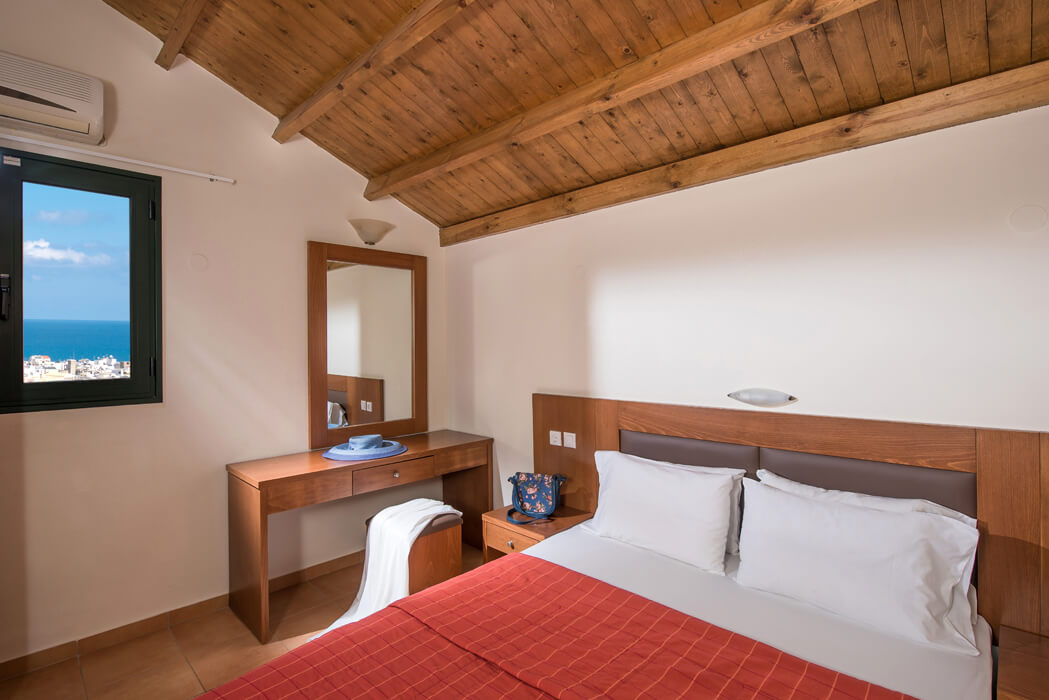 Hotel Dia Apartments - przykładowa sypialnia z toaletką