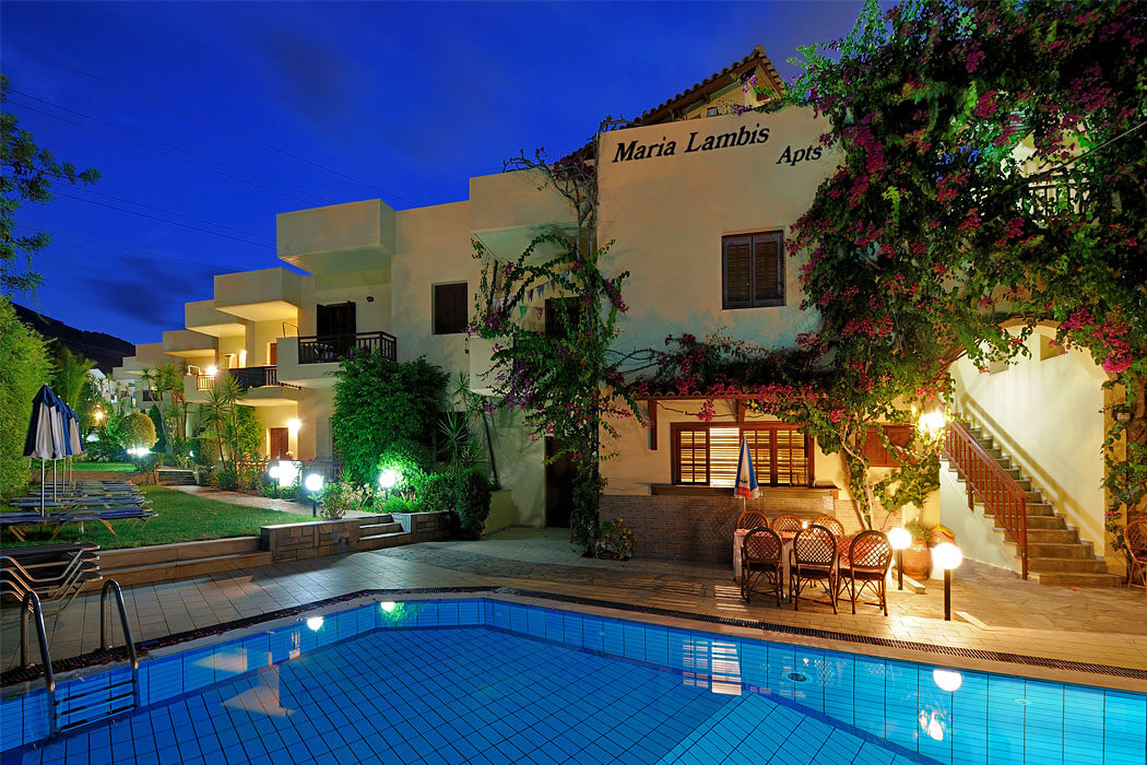 Maria Lambis Hotel - stoliki przy basenie