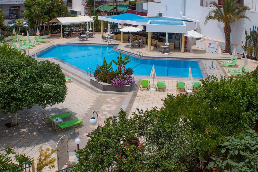 Hotel Malia Holidays - leżaki przy basenie