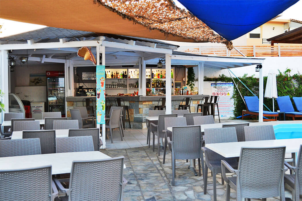 Almare Beach Hotel - bar