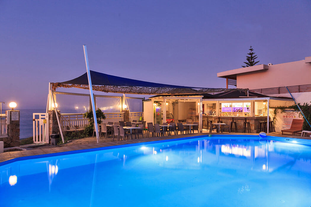 Almare Beach Hotel - podświetlony basen