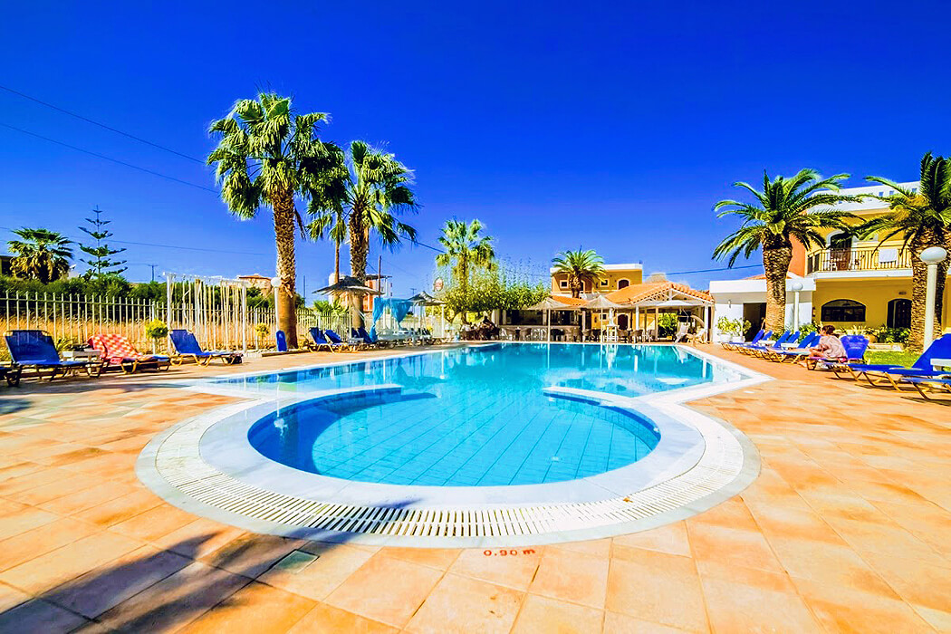 Hotel Stelios Gardens - palmy przy basenie