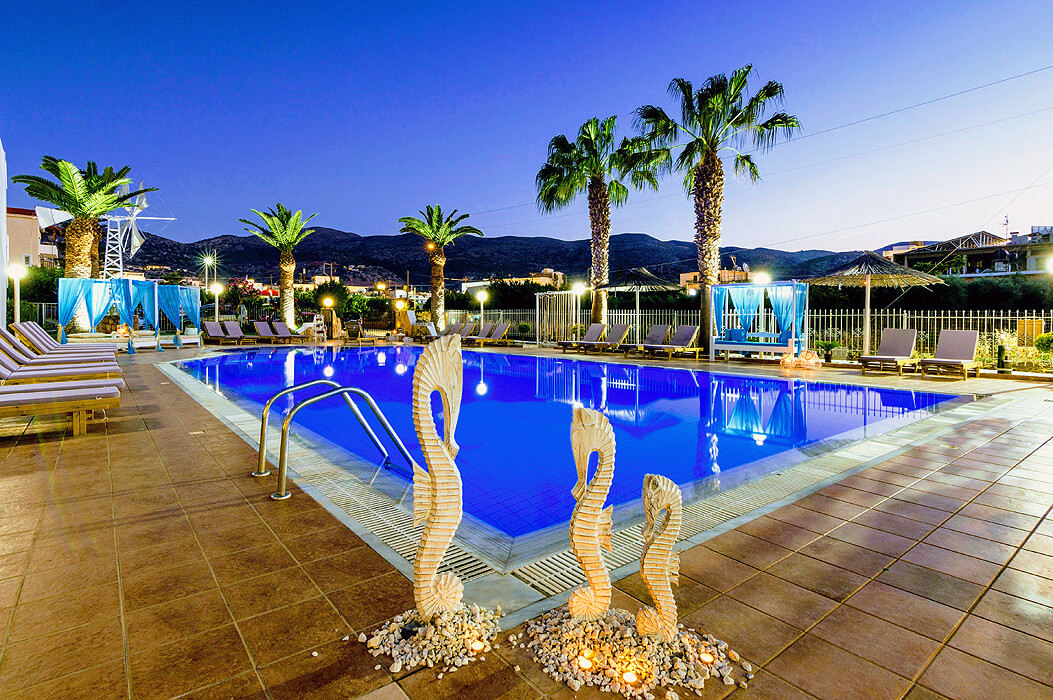 Hotel Stelios Gardens - podświetlony basen