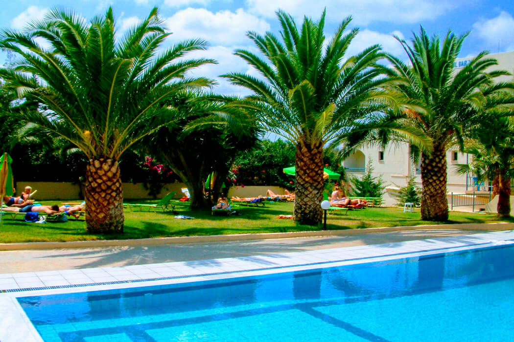 Hotel Theoni Apartments - palmy przy basenie