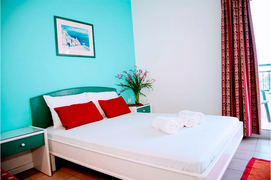 Hotel Theoni Apartments - przykładowe łóżko w apartamencie