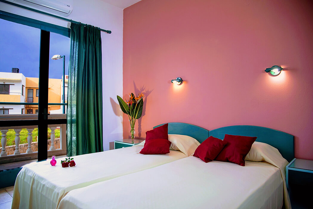 Hotel Theoni Apartments - łóżko w apartamencie
