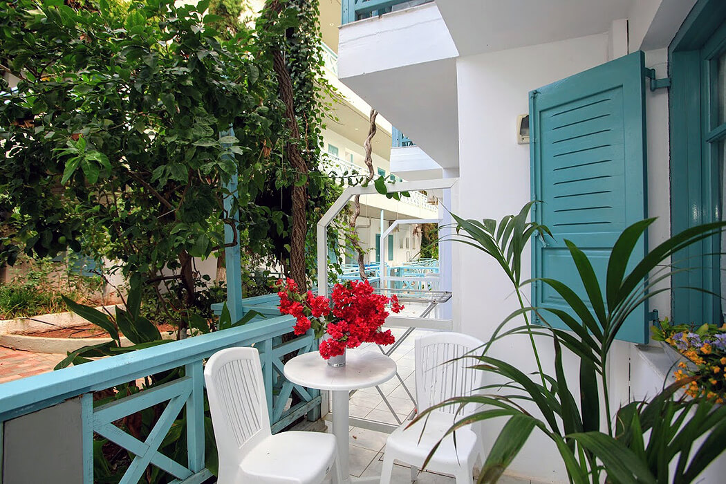 Hotel Anatoli Apartments - krzesła na tarasie