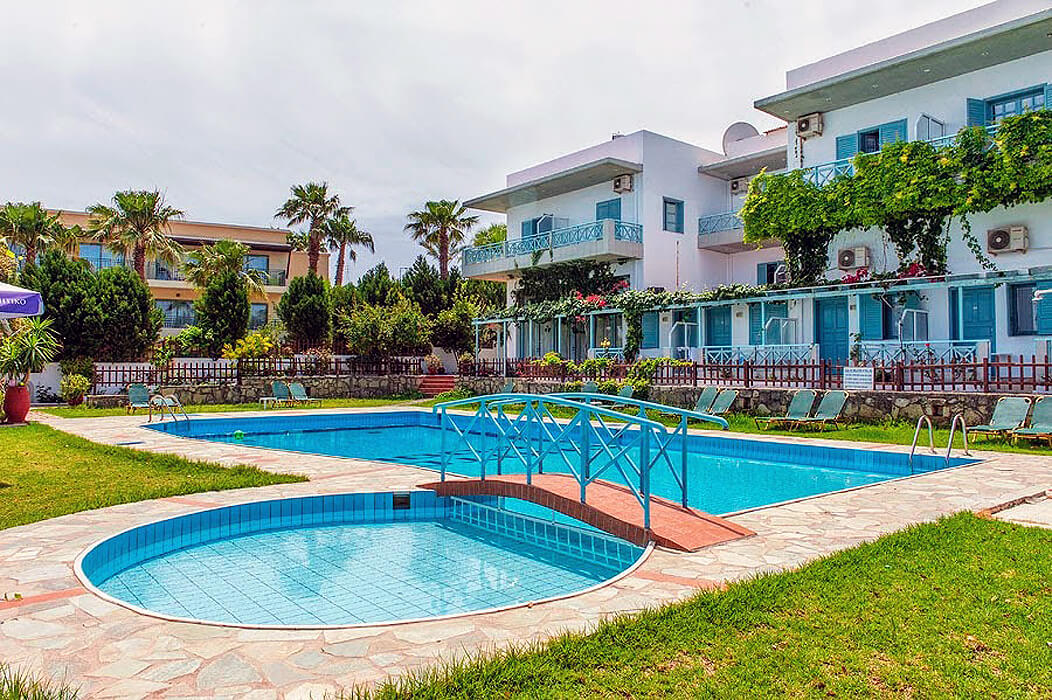Hotel Anatoli Apartments - widok na baseny i hotel