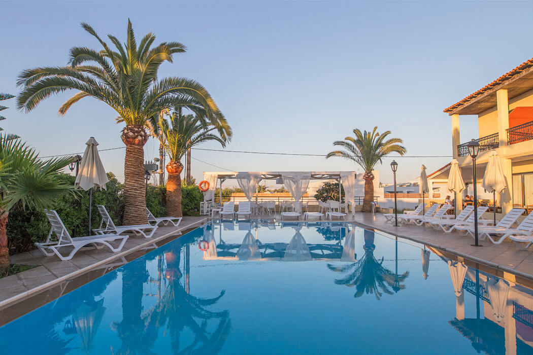 Creta Aquamarine Hotel - leżaki przy basenie