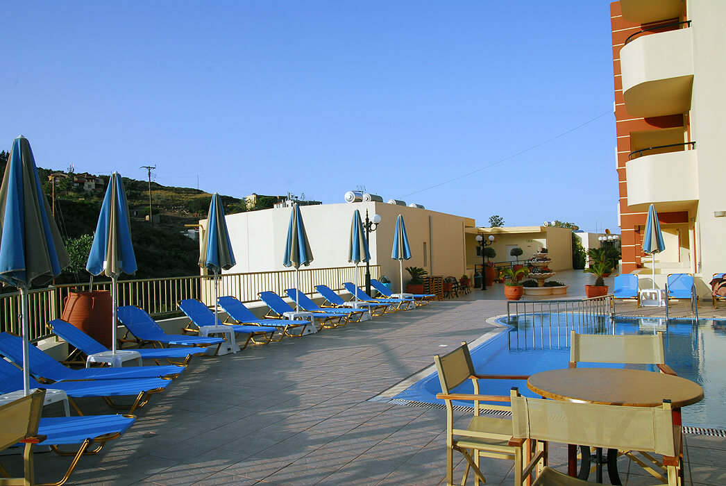 Hotel Elpis Studios And Apartments - leżaki przy basenie