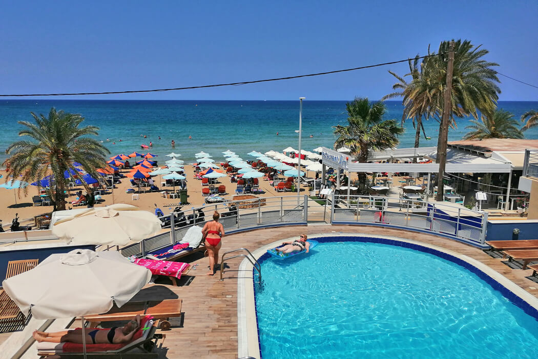 Eleni Beach Hotel - widok z basenu