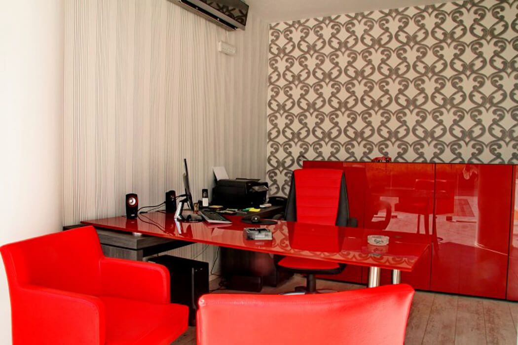 Irida Hotel - czerwone biurko i krzesła