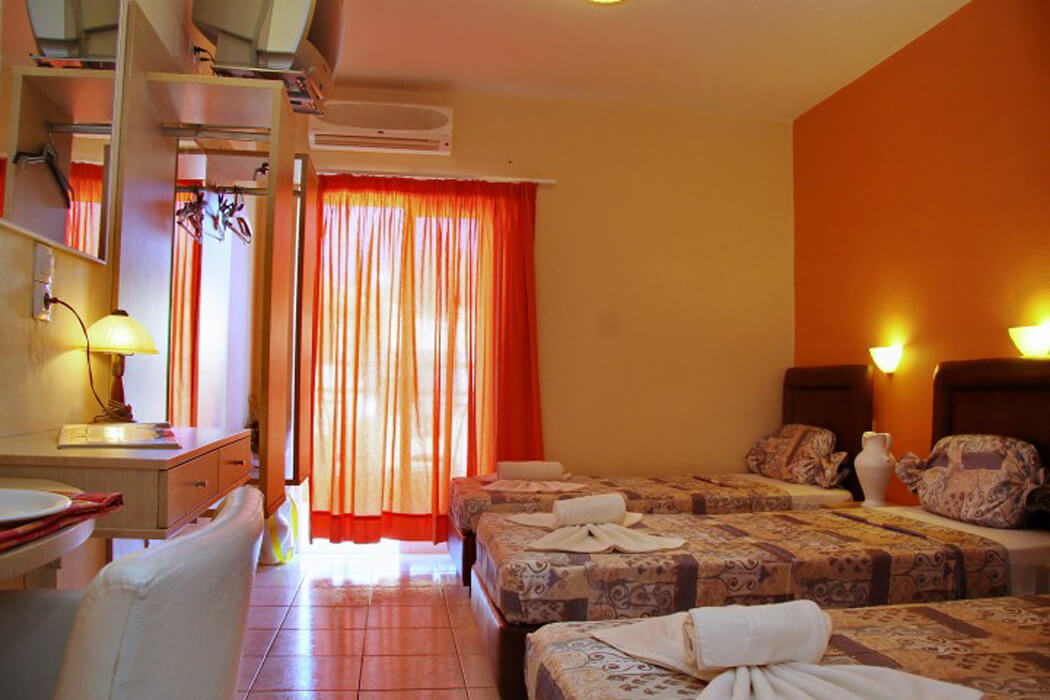 Irida Hotel - pokój z trzema łóżkami