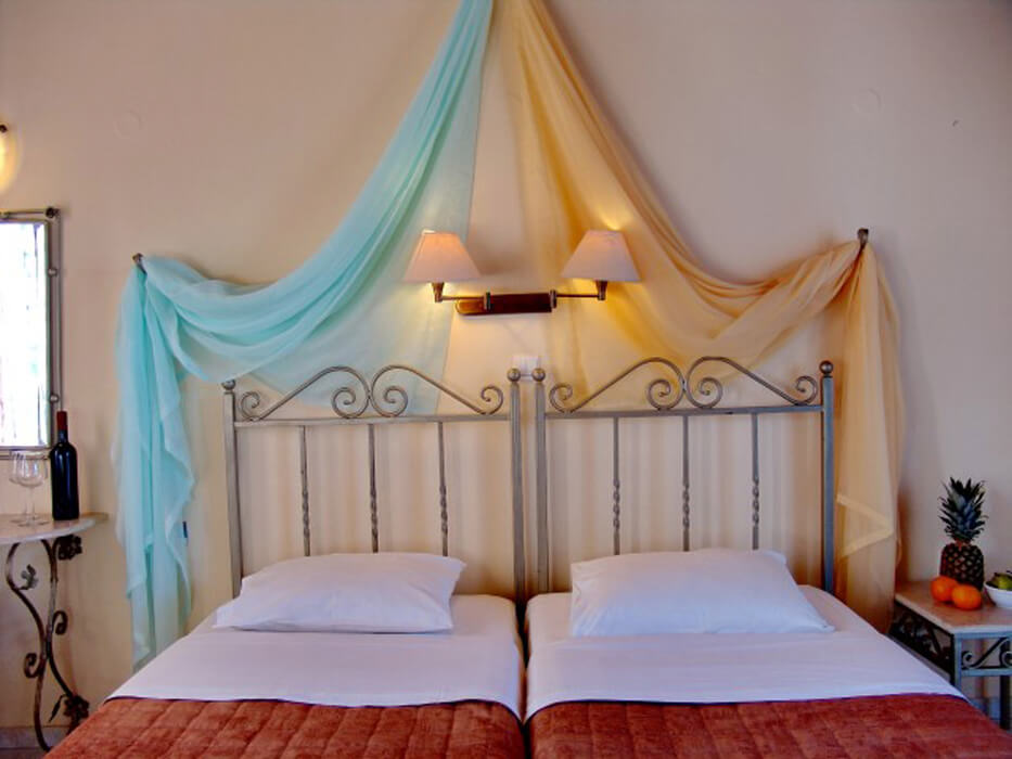 Irida Hotel - łóżko z baldachimem