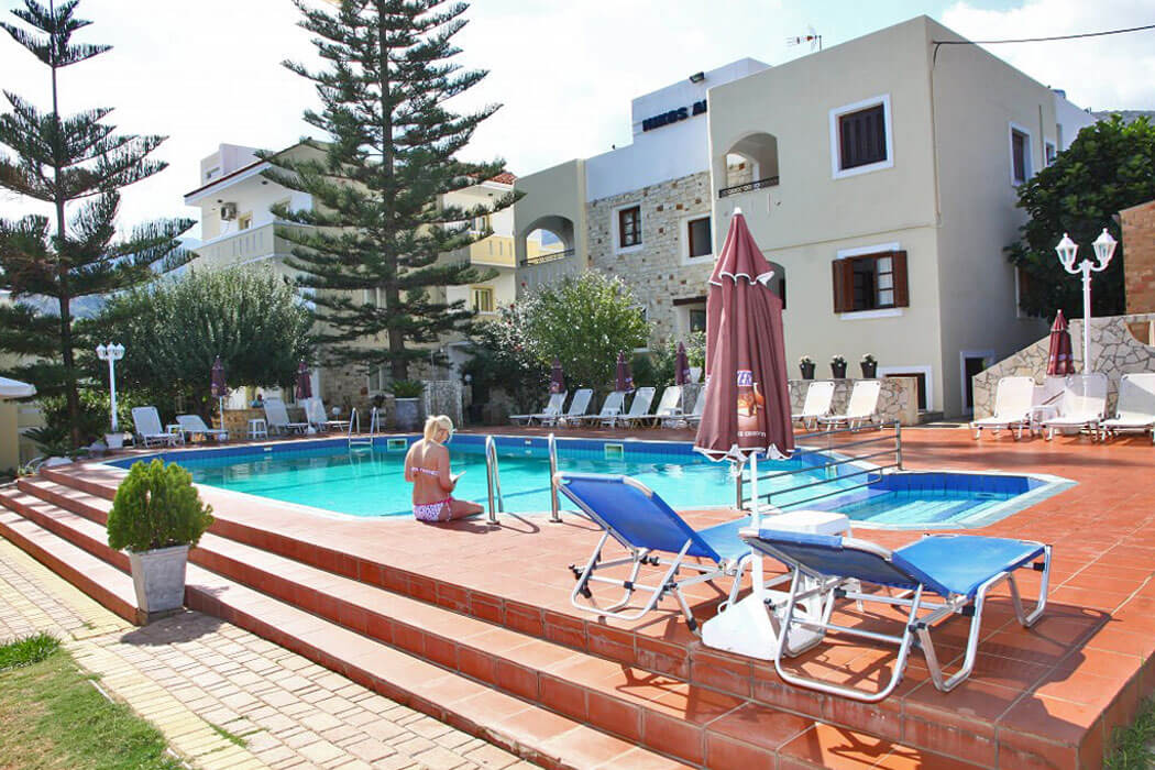 Hotel Nikos Apartments - widok na budynek i basen