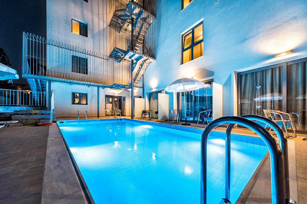Pollis Hotel - podświetlony basen