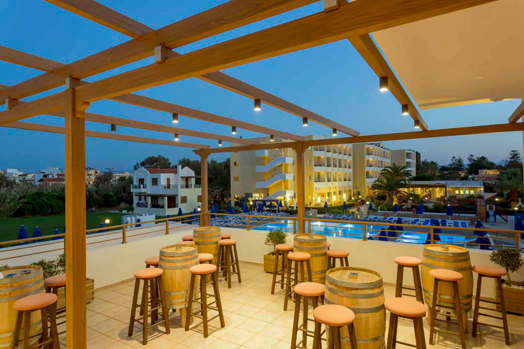 Hotel Dessole Dolphin Bay  - bar z widokiem na basen