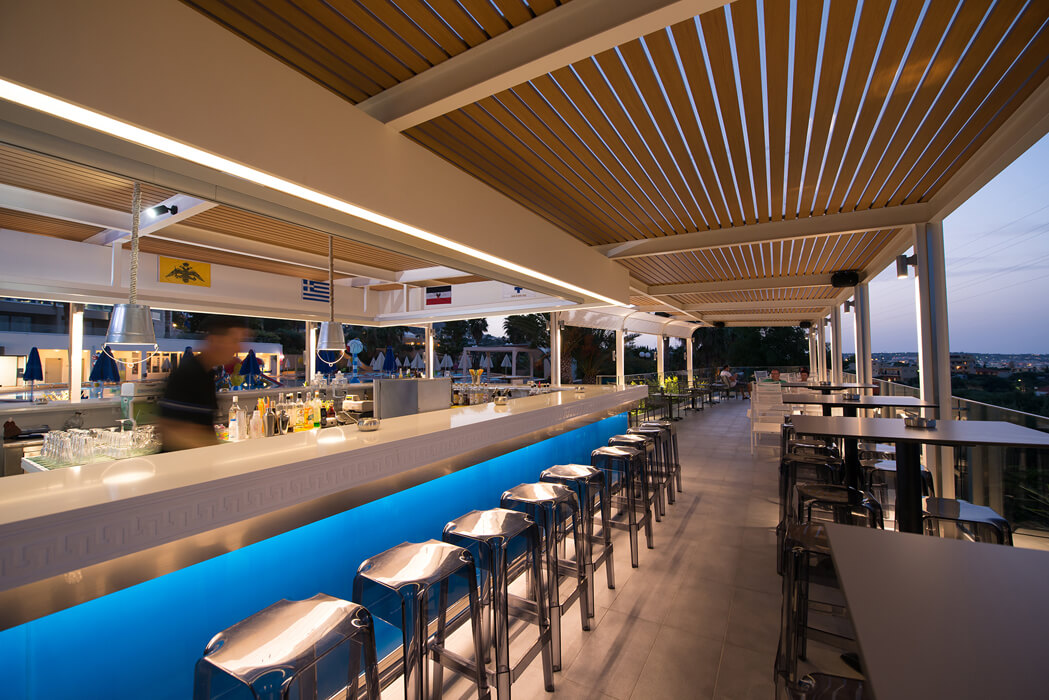 Hotel Royal & Imperial Belvedere - oświetlony bar przy basenie "Aeolos"