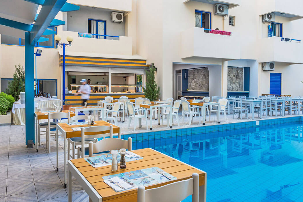 Hotel Hersonisos Central - stoliki przy basenie